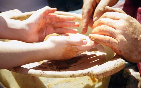 Ders yapma seramik veren bir çömlekçi.  