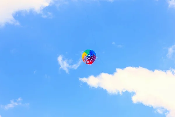 Pipas brilhantes flutuando no céu azul, festival de pipa, ar — Fotografia de Stock