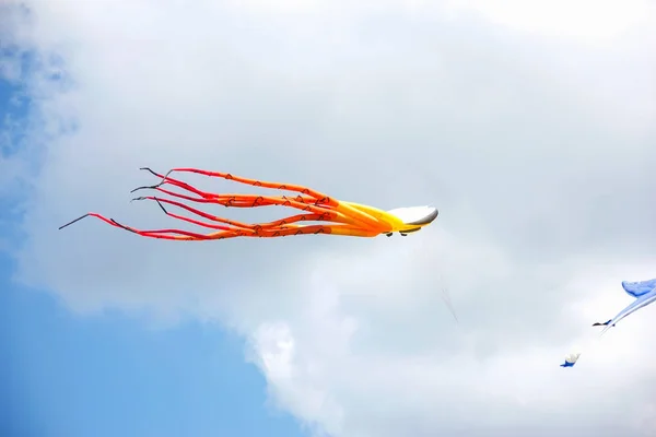 Яркие Воздушные Змеи Плавающие Голубом Небе Фестиваль Воздушных Змеев — стоковое фото