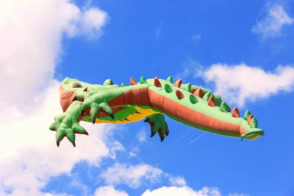 Mavi gökyüzünde, Uçurtma Festivali, hava dragon yüzer parlak uçurtma — Stok fotoğraf
