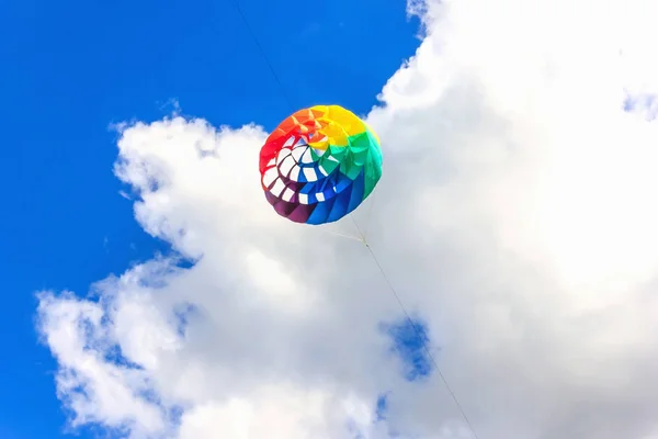 Colorful kite free to fly in the clear sky, — Stock Photo, Image