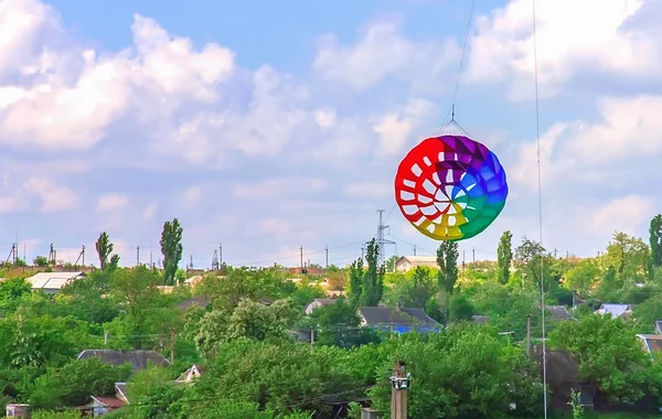 Renkli uçurtma açık gökyüzünde uçmak ücretsiz,