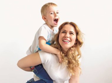 Mutlu bir anne ve genç oğlu portresi. Anne ve küçük çocuk oyun, seçici odak