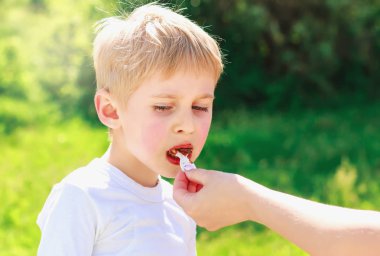 Annemin elinden çikolata tatlı yeme erkek bebek,