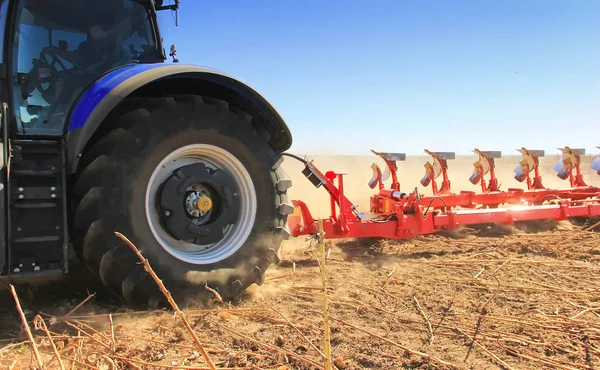 Работа мощного трактора в полевом возделывании и возделывании . — стоковое фото