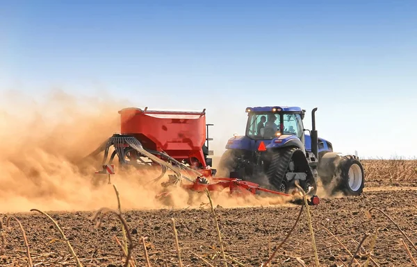 Работа трактора на пшеничном поле. Поле тракторного плугирования . — стоковое фото