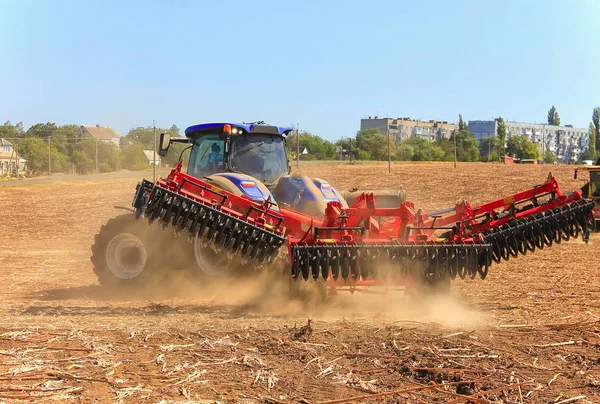 Pertanian. Traktor mempersiapkan tanah untuk menabur dan kultus — Stok Foto