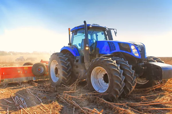 Närbild arbete för en traktor av ett vetefält — Stockfoto