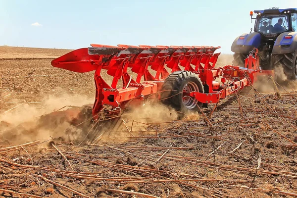 Trabalho de um poderoso trator em cultivo de campo e cultivo . — Fotografia de Stock