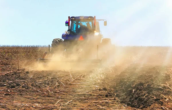 Робота потужного трактора в польовому вирощуванні і культивуванні . — стокове фото