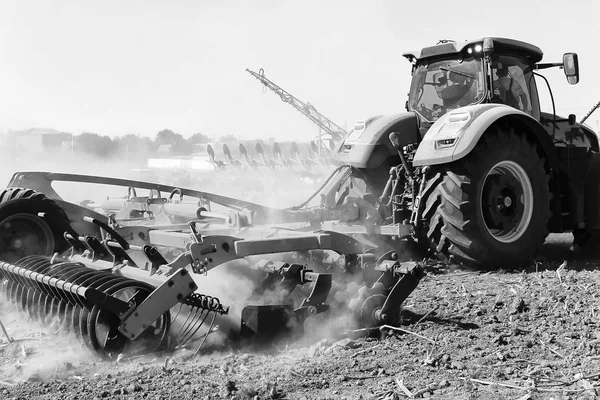 Agricultura. El tractor prepara el terreno para la siembra y el culto — Foto de Stock