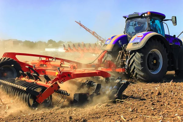 A mezőgazdaság. A traktor előkészíti a terepet a vetés és a kultusz — Stock Fotó