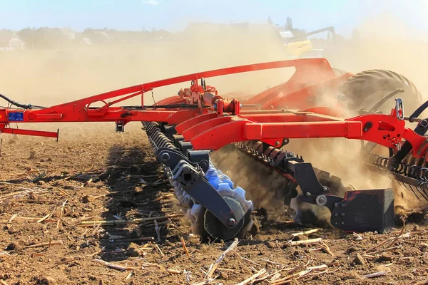 Landbouwmachines voor de velden. Rattot ploeg veld. De fa — Stockfoto