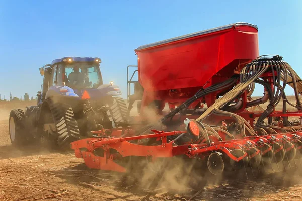 Trekker werken in het veld. Tractor plow veld landbouw. — Stockfoto