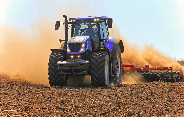 Trattore che lavora sul campo. Campo aratro trattore Agricoltura . — Foto Stock