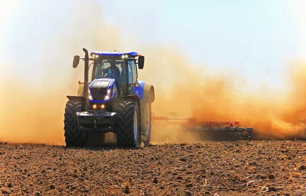 Trator a trabalhar no terreno. Campo de arado de trator Agricultura . — Fotografia de Stock