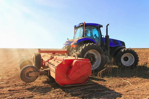 Trator a trabalhar no terreno. Campo de arado de trator Agricultura . — Fotografia de Stock