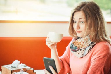 bir smartphone ve bir fincan kahve çok surpri ile güzel kız