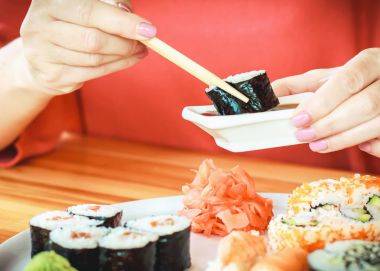 En iyi suşi rulo, Japon mutfağı. Çeşitli lezzetli suşi 