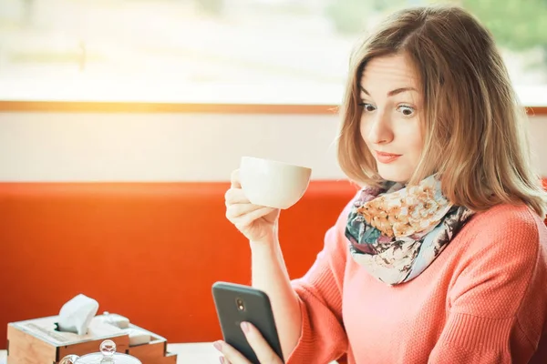 bir smartphone ve bir fincan kahve çok surpri ile güzel kız