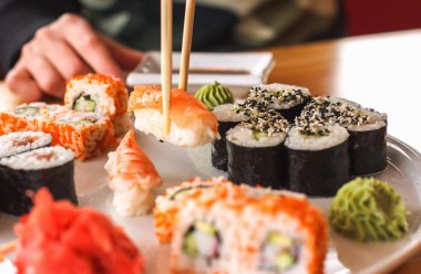 suşi ve rulo, Japon mutfağı, suşi yemek bir kız