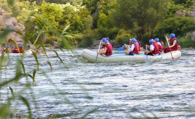 Turist doğa turları düzenlemek. Beyaz su rafting başlangıcı. 