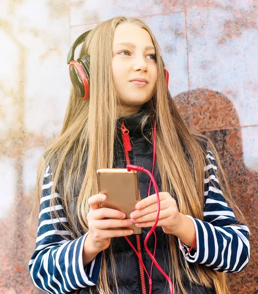 Chica divertida con auriculares. Joven hermosa chica escuchando a un — Foto de Stock