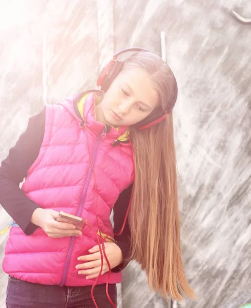 Chica divertida con auriculares. Joven hermosa chica escuchando a un — Foto de Stock