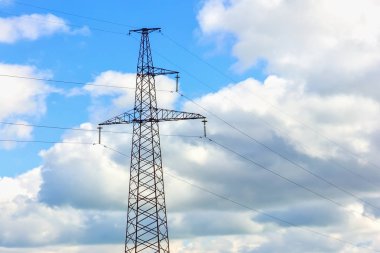 Enerji aktarım sistemi parlak günlerinde güzel bulutlar ve gökyüzü. Elektrik direkleri ve güç hatları.