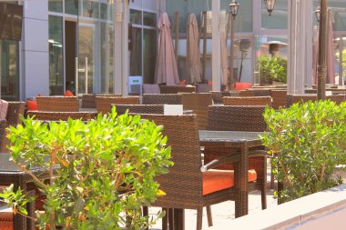 Kafe, Masa ve sandalye yaz, yaz güneşli bir günde dinlenme