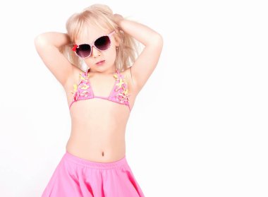 Güzel kız mayo ve duygular, gösteren gözlük 