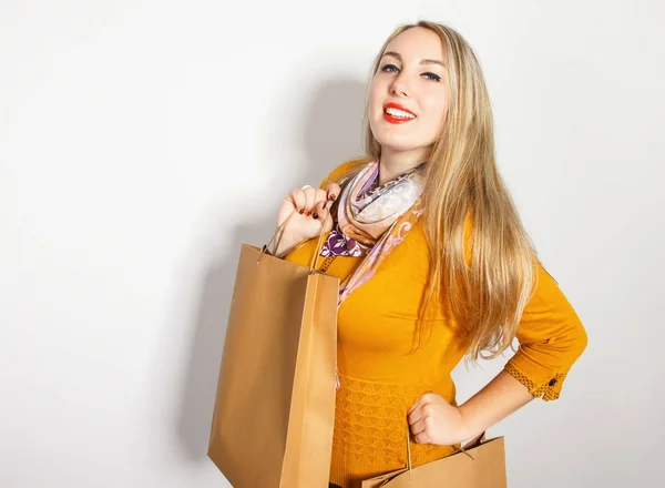 Αστεία Όμορφο Κορίτσι Κάνει Ψώνια Απολαμβάνοντας Τσάντες Αγορών Κρατώντας Στα — Φωτογραφία Αρχείου