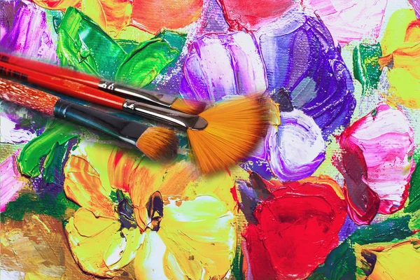 Konstnärens palett med oljefärger och borstar — Stockfoto