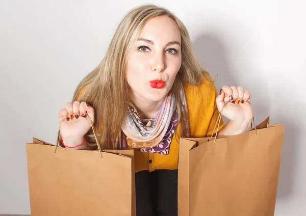 Αστεία Όμορφο Κορίτσι Κάνει Ψώνια Απολαμβάνοντας Τσάντες Αγορών Κρατώντας Στα — Φωτογραφία Αρχείου