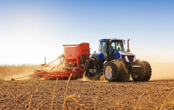 Moderne Mähdrescher arbeiten auf dem Feld. Aussaat und Ernte — Stockfoto