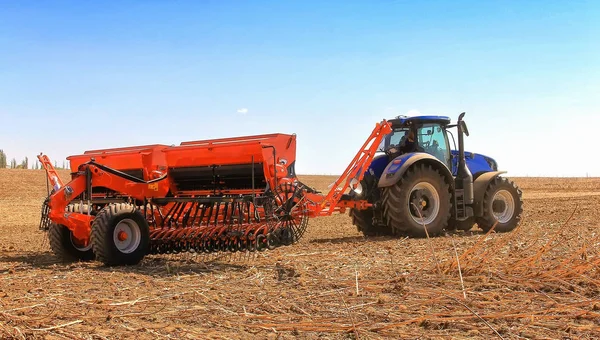 Moderna skördetröska fungerar i fältet. Sådd och harvesti — Stockfoto