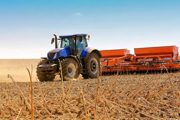 Moderne combine harvester werkt in het veld. Zaaien en harvesti — Stockfoto
