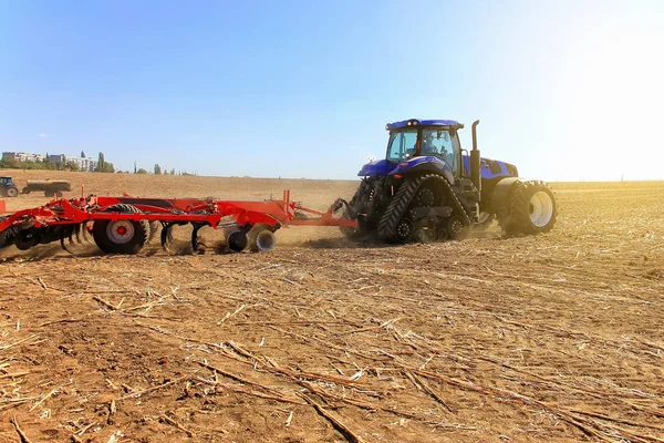 Pertanian. Traktor mempersiapkan tanah untuk menabur dan kultus — Stok Foto