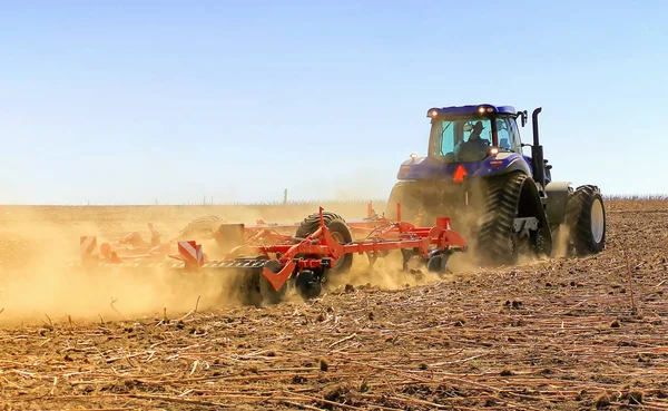 Agricultura. El tractor prepara el terreno para la siembra y el culto —  Fotos de Stock