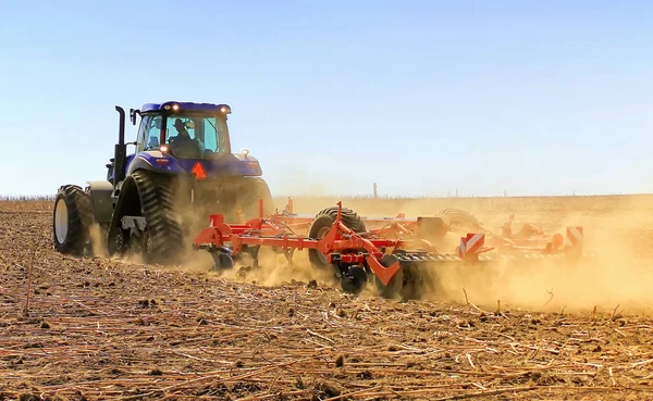 Landbouw. De trekker effent het pad voor zaaien en cult — Stockfoto