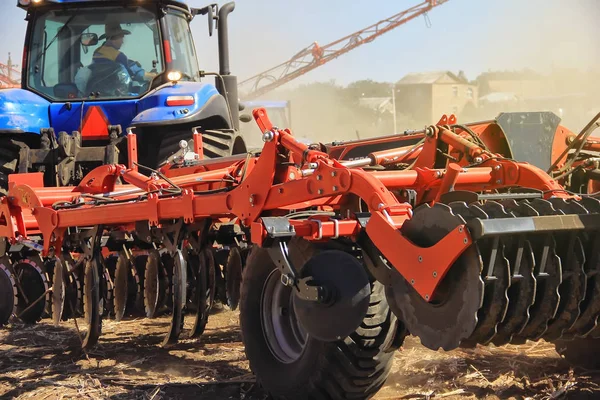 A következő adatai: modern össze harvester közelről. modern össze h — Stock Fotó