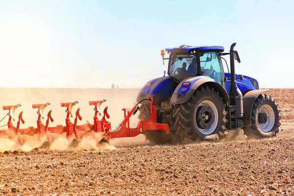 Modern combine harvester works in the field. Sowing and harvesti — Stock Photo, Image