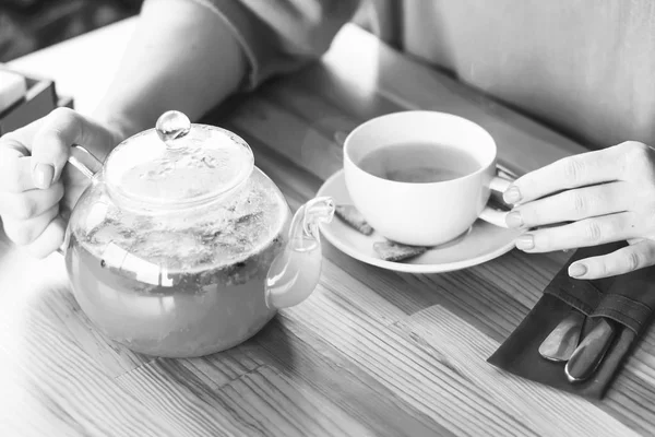 Kezét a lány egy kávézó és forró gyógynövényes teát iszik. illatos — Stock Fotó