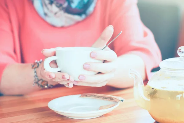 Lány egy kávézó, egy csésze tea és forró gyógynövényes teát iszik. fr — Stock Fotó