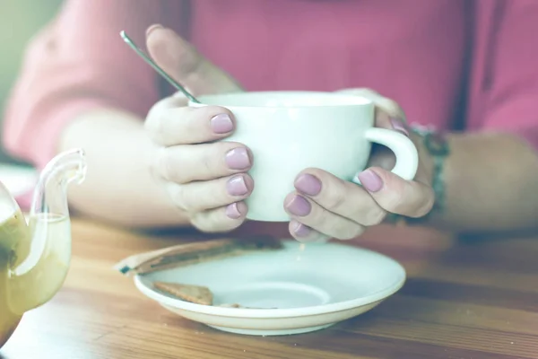 Női kezében egy csésze forró tea a hideg és a hőmérséklet. ARO — Stock Fotó