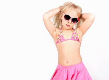 Güzel kız mayo ve duygular, beyaz arka plan üzerinde yumuşak focu gösteren gözlük