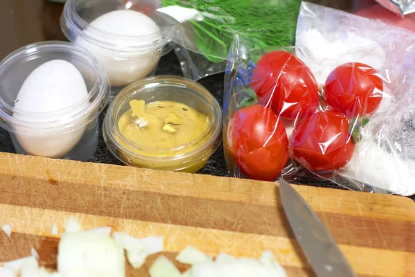 Färska produkter är färdigförpackade för sallad. Tomater, gräddfil, arugul — Stockfoto