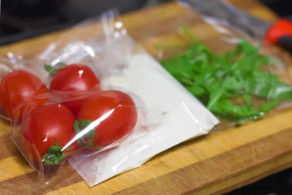 Färska produkter är färdigförpackade för sallad. Tomater, gräddfil, arugul — Stockfoto