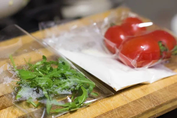 Frische Produkte vorverpackt für Salat. Tomaten, saure Sahne, Arugul — Stockfoto