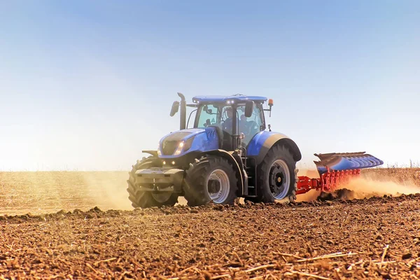 Landwirtschaft. Der Traktor bereitet den Boden für Aussaat und Kult — Stockfoto